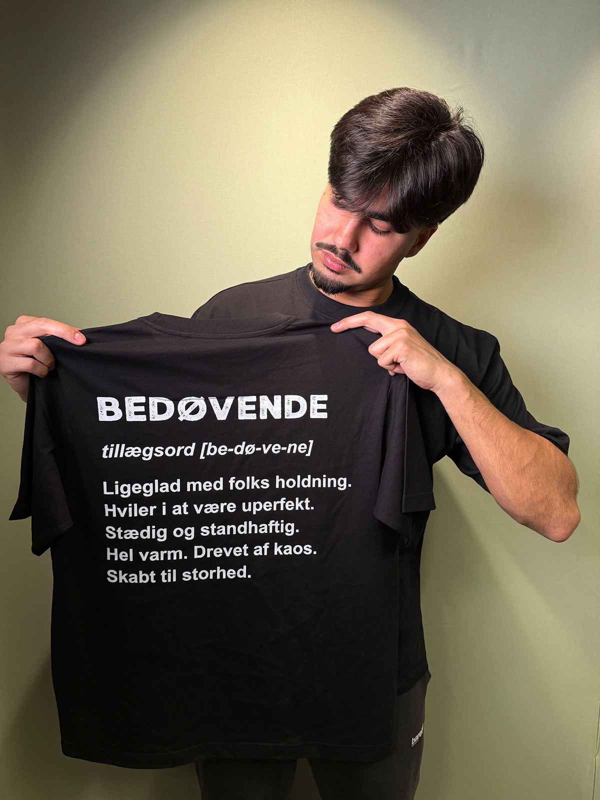 BEDØVENDE TEE
